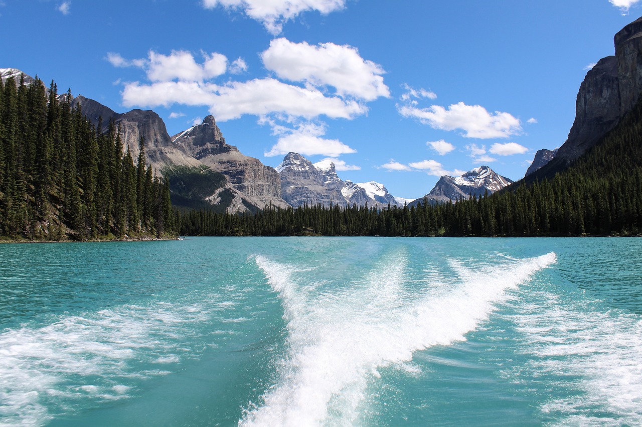 11 Most Stunning Lakes in Canada